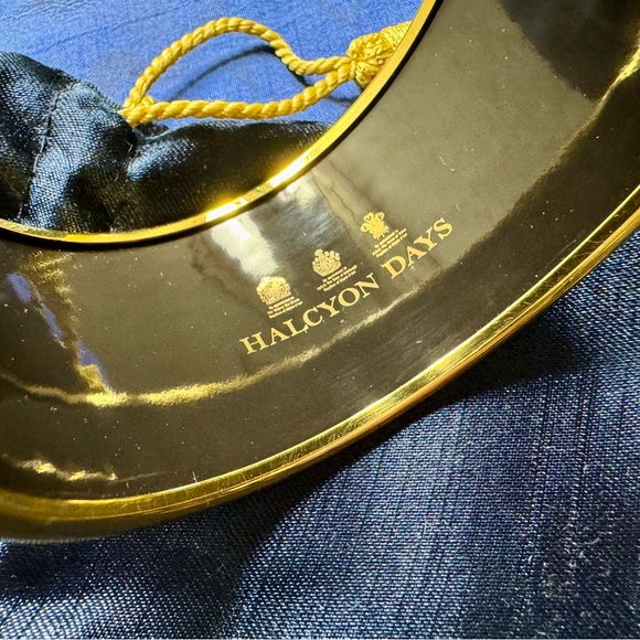 Halcyon Days Enamel Leopard Cuff Bangle in 18k Gold / Medium - Picture 6 of 9